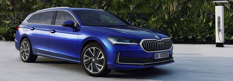 Die seitliche Ansicht von einem Škoda Superb Combi iV in Blau.